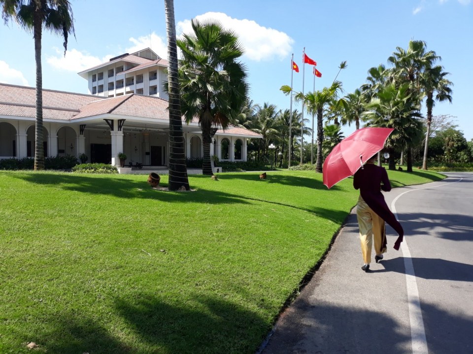 Villa e donna con parasole - Incentive Bombieri Vietnam